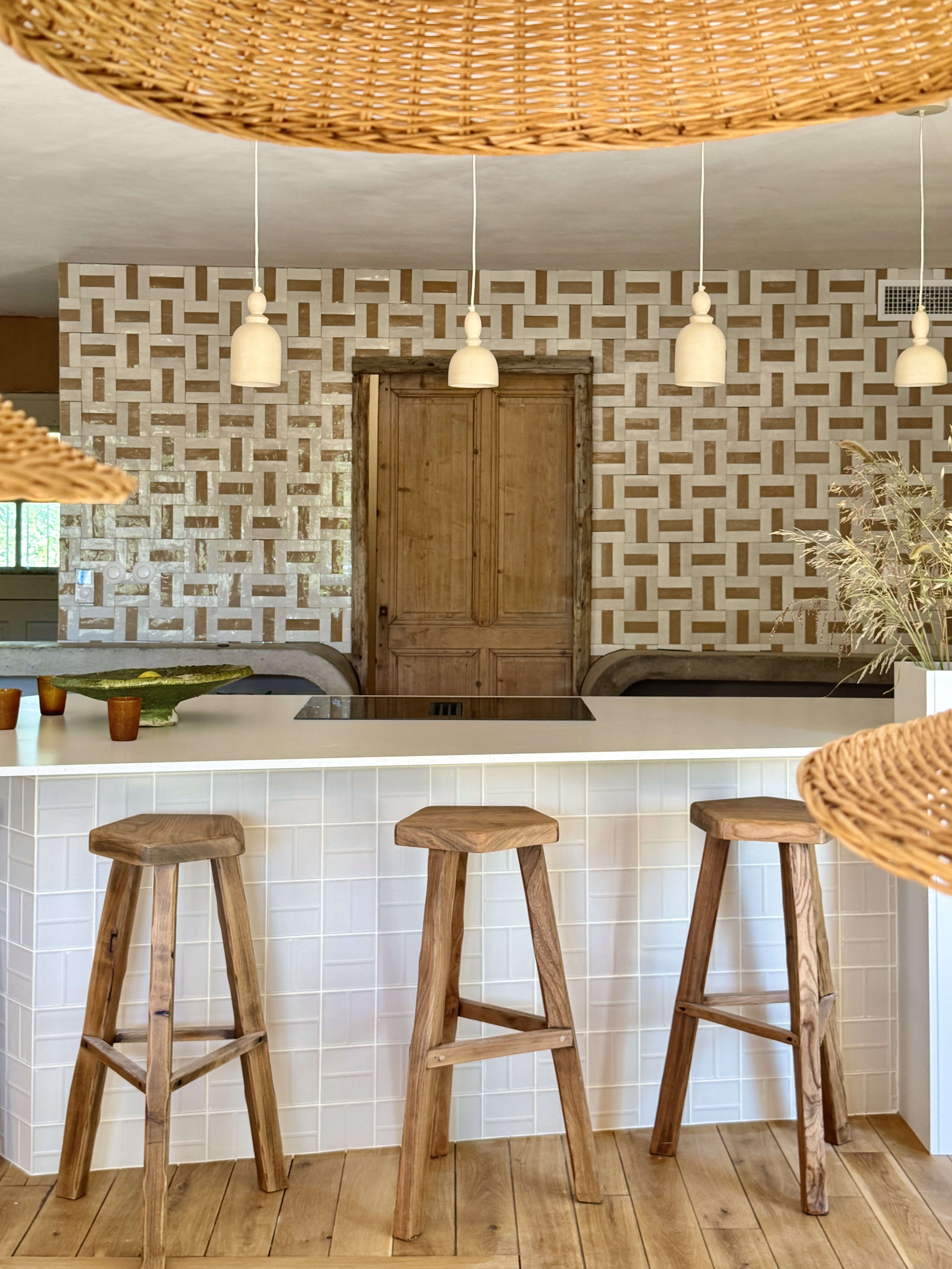 3.ilot_.carrelage.tabourets