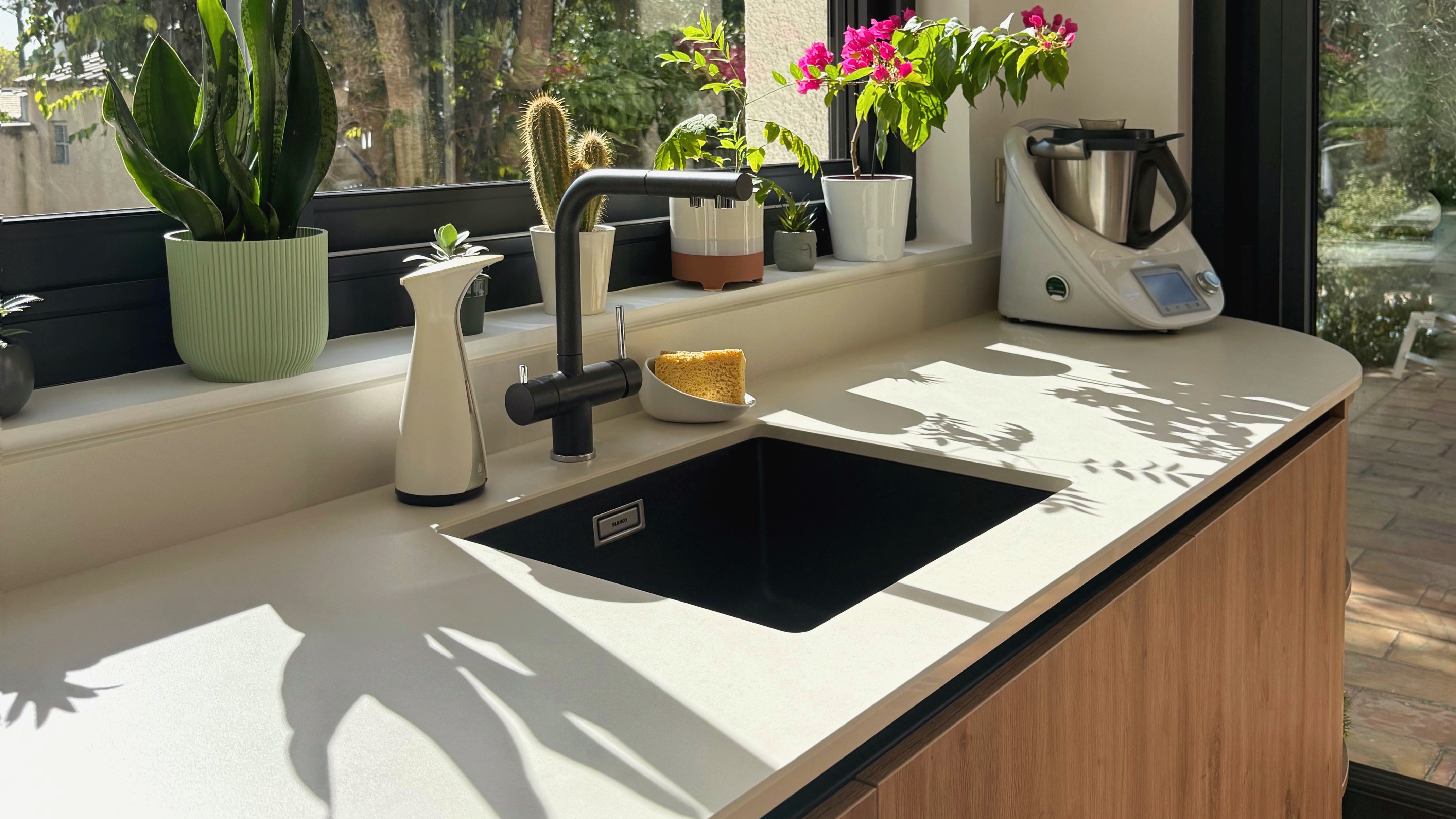 focus.sur_.l'évier.sous_.plan_